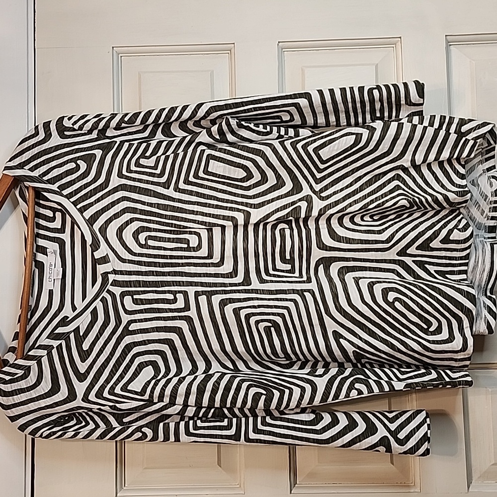 Chicos Top Size 3 or XL Geometric Olive GREEN &  White V-Neck 3/4 SLEEVE